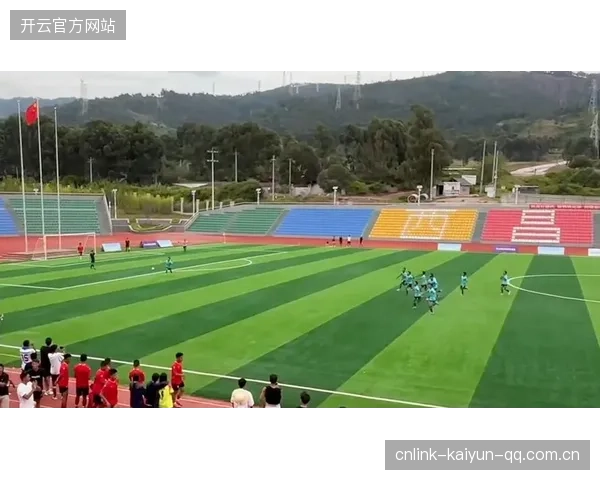 足球脚外侧传球惊艳全网：技术之美的极致演绎